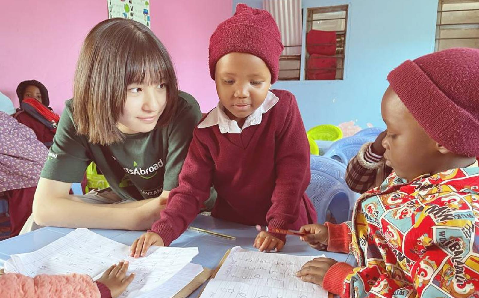 タンザニアの学校で子供たちへの基礎英語教育に取り組む日本人高校生ボランティア